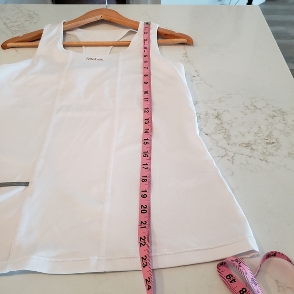 𝅺REEBOK tank top, white with silver reflection trim.  Size Large - Picture 7 of 9